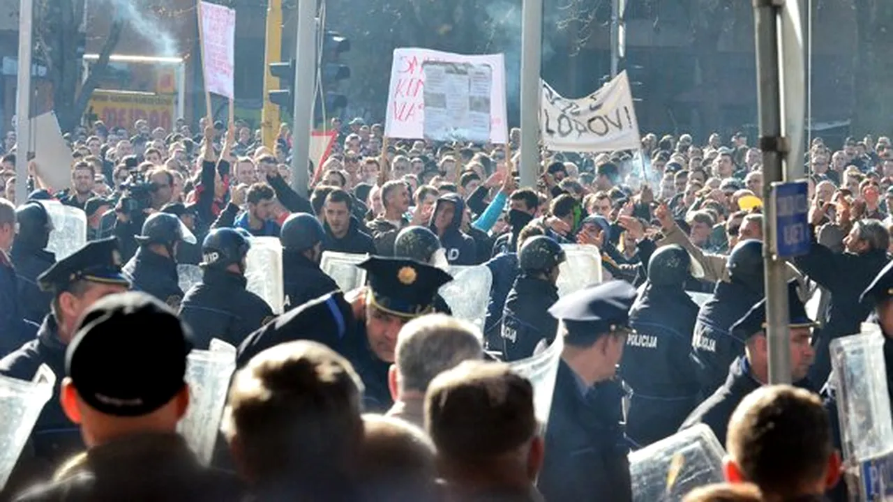 Revoltă împotriva sărăciei şi şomajului în Bosnia-Herţegovina: 