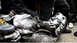 Statuia unui negustor de sclavi din Bristol a fost aruncată în apă