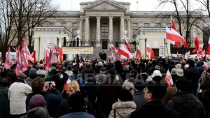 TRAGEDIA de la Smolensk: Protest în faţa ambasadei ruse de la Varşovia, la trei ani de la accident - FOTO