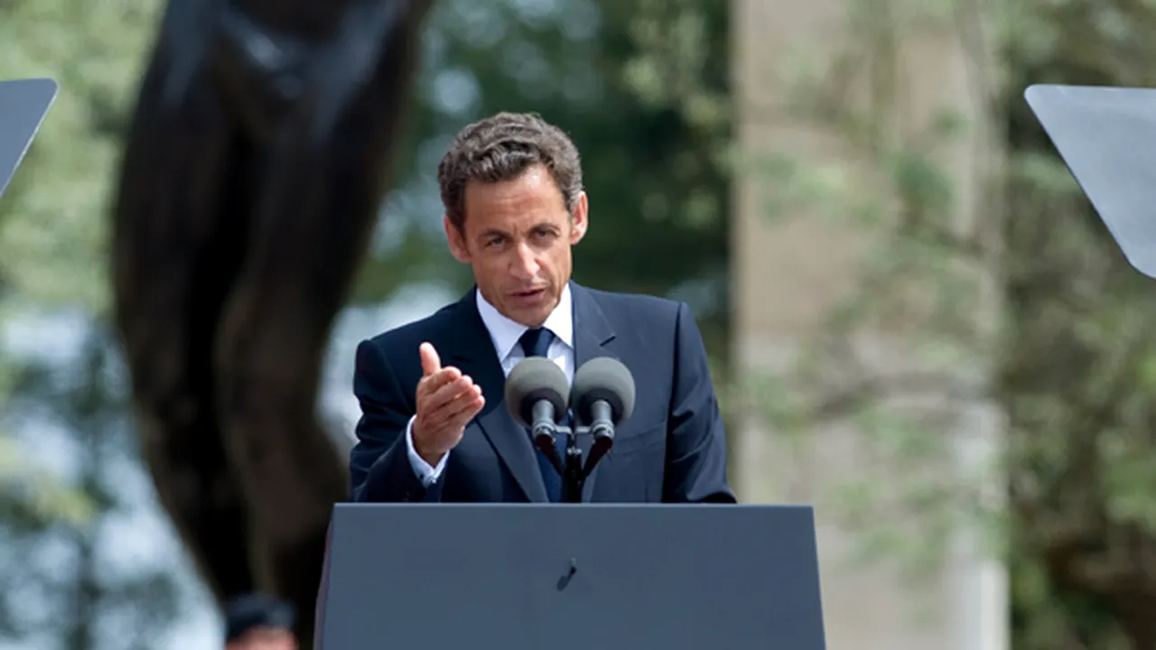 Sarkozy cară după el un pupitru special pentru a nu părea mic de înălţime