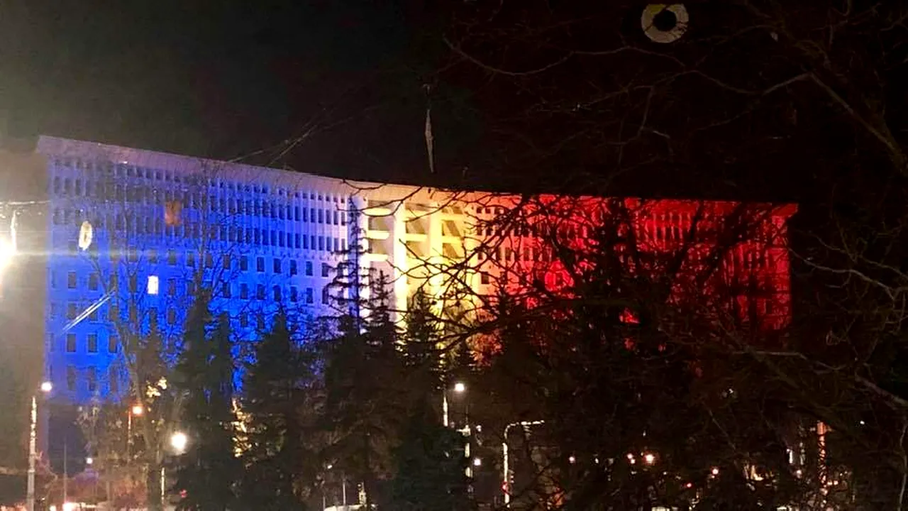 Mai multe instituţii din Chişinău, luminate în culorile drapelului românesc de 1 Decembrie | FOTO