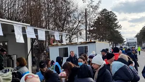 Reportaj din Vama Siret: Preoţi, voluntari, plase cu mîncare, jandarmi, pompieri şi mii de refugiaţi debusolaţi, speriaţi şi obosiţi care merg spre undeva. Nici ei nu ştiu spre unde  