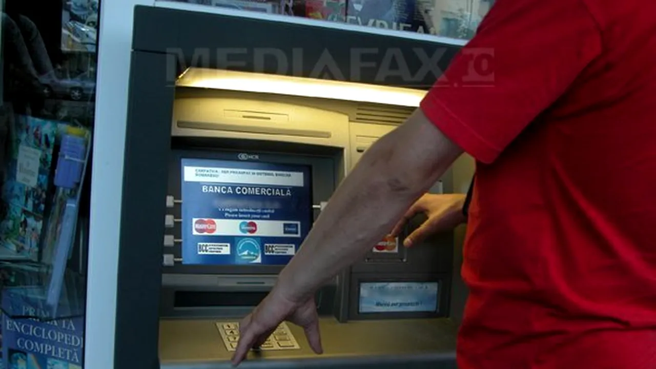 Câţi bani pierzi când retragi 100 de lei de la bancomat