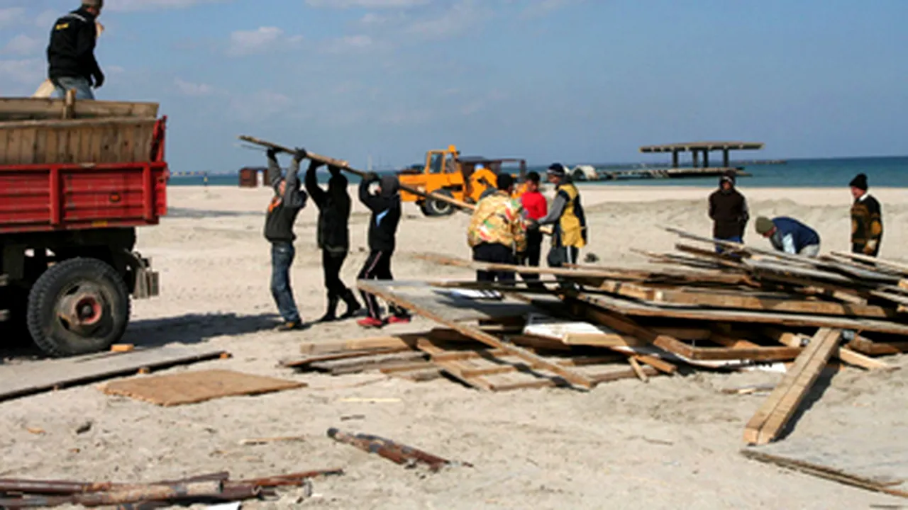 Construcţiile ilegale de pe plajele din Mamaia, demolate