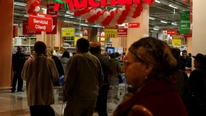 Alte peste 300 de kilograme de produse alimentare expirate, găsite la magazinul Auchan din Constanţa