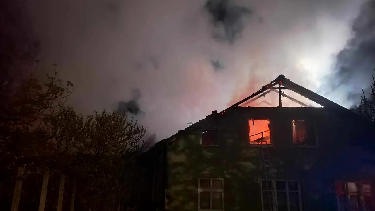 O casă a fost mistuită de flăcări în Mureş. Incendiul, declanşat noaptea