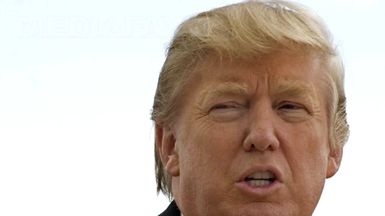 Echipa lui Obama îl critică pe Mitt Romney pentru legăturile sale cu Donald Trump