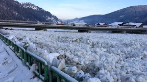 Alertă în judeţul Neamţ după ce pe râul Bistriţa s-au format gheţari. Pirotehniştii încearcă să deblocheze cursul apei | FOTO, VIDEO