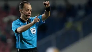 Un arbitru român s-a accidentat şi a fost scos pe targă în timpul unui meci din Europa League