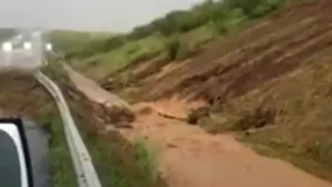 VIDEO. Ploile abundente fac ravagii în ţară: Autostradă acoperită de ape şi pământ, în urma unei alunecări de teren