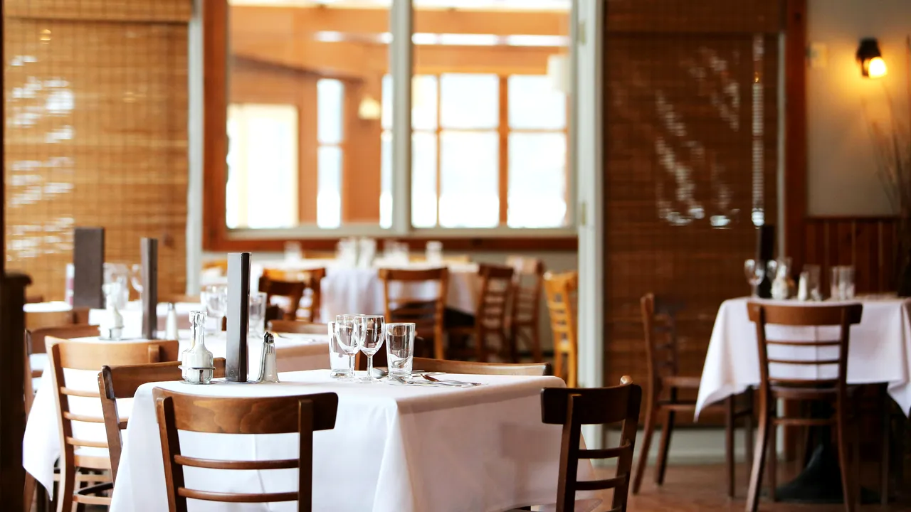 Un restaurant de pe malul mării a fost închis de poliţie pentru că funcţiona „la negru”