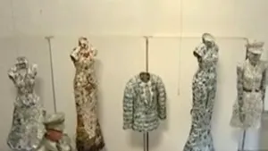 Vezi cum arată o rochie de porţelan de 100.000 de dolari! - VIDEO