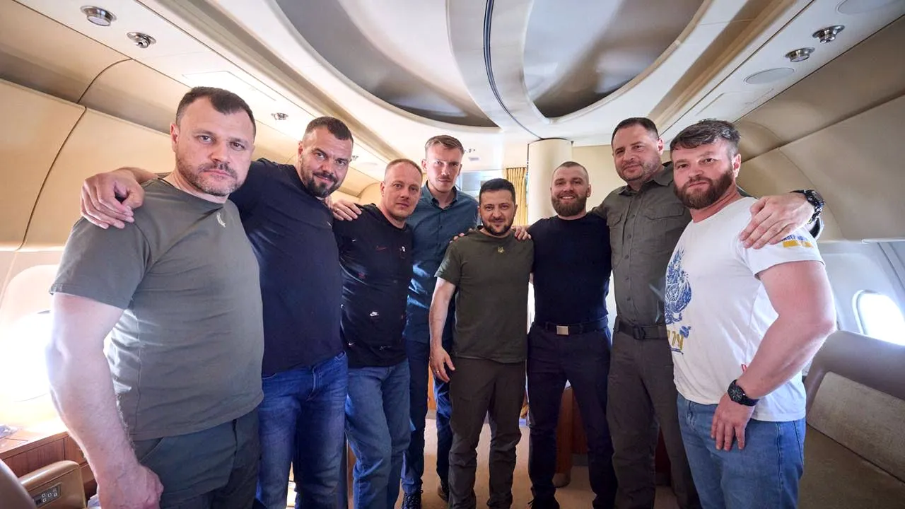Comandanţii batalionului Azov au ajuns în Ucraina. Zelenski: Ne aducem eroii acasă