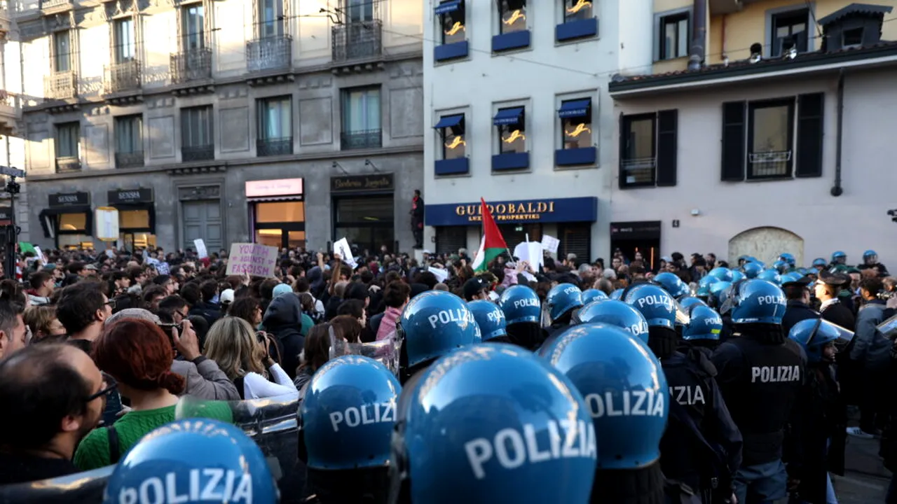 Excremente de animale în fața primăriei din Torino, licee blocate și metrou închis la Napoli. Grevă generală în Italia