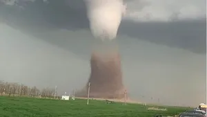 Tornadele şi ploile torenţiale se răspândesc în centrul şi sudul SUA