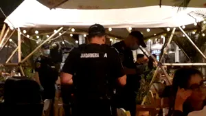 Distracţia de la terase, întreruptă de controalele poliţiştilor şi jandarmilor. Unii clienţi sunt de părere că e „timp pierdut”