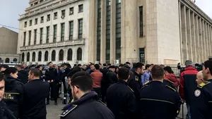 Protest al poliţiştilor şi angajaţilor din penitenciare în faţa Guvernului/ UPDATE: Sindicaliştii nu s-au întâlnit cu premierul. Coarnă: Neavând soluţii, evită orice întâlnire | FOTO