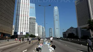 Protestatarii prodemocraţie din Hong Kong au curăţat străzile după confruntările cu poliţia