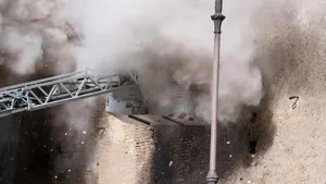 Muncitorul român a fost salvat de sub dărâmăturile turnului din Roma după 11 ore