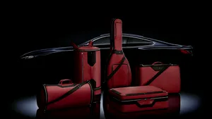 Un producător auto de lux lansează un set de bagaje care costă cât o maşină nouă decentă