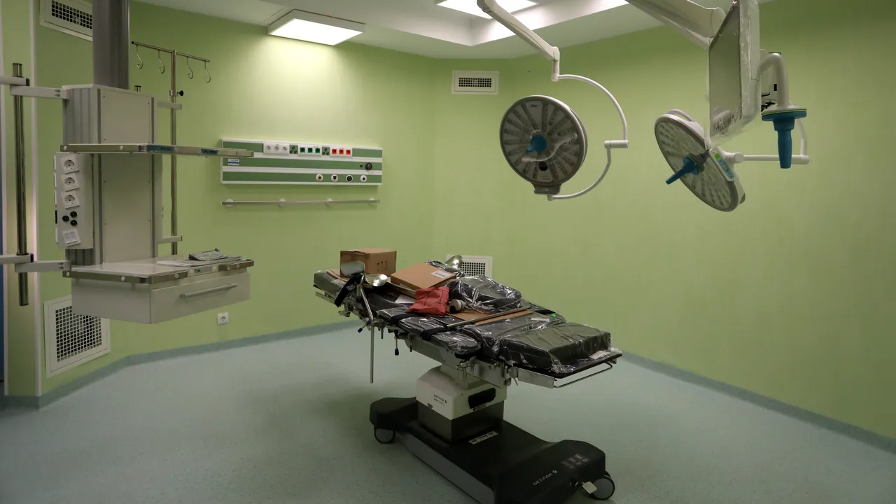 Femeia care a făcut operaţii de chirurgie plastică, fără să fie medic, reţinută