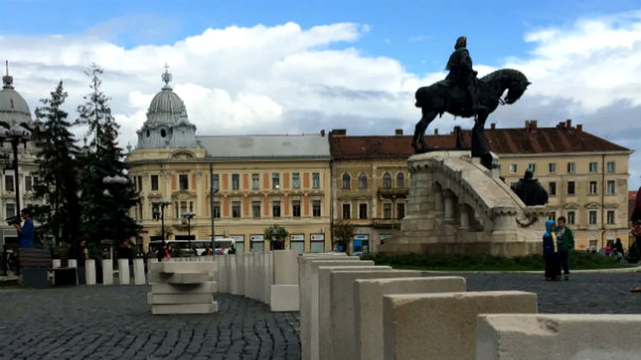 Şir domino din peste 3.000 de piese de BCA, format între două pieţe din Cluj, pe 1,2 kilometri - FOTO