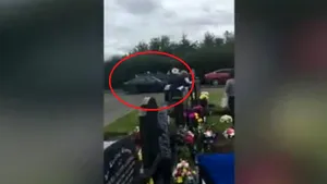 Incident GRAV într-un cimitir Irlanda: O maşină a intrat într-o mulţime care asista la o ceremonie religioasă/ Momentul şocant, surprins de un cameraman amator | VIDEO