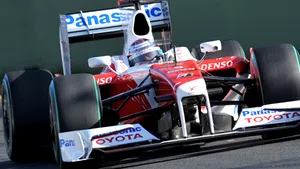Monoposturile Toyota descalificate, Lewis Hamilton penalizat cu cinci locuri