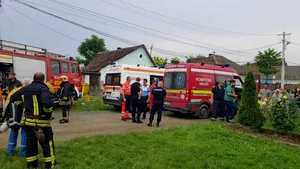 O fetiţă de doi ani a suferit arsuri pe 60% din suprafaţa corpului, în urma unui incendiu 