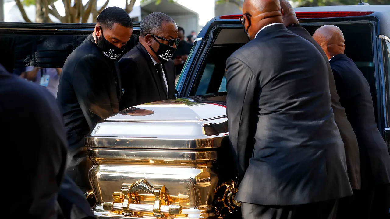 Inmormântarea lui George Floyd, LIVE pe internet. Funeraliile au loc în Houston, mii de oameni au trecut deja pe la sicriul bărbatului 