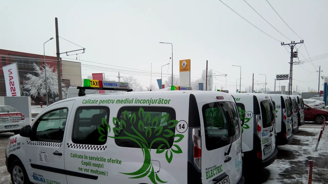 FOTO Cinci taximetre electrice, testate pe străzile Aradului. Maşinile vor fi introduse în trafic luni 