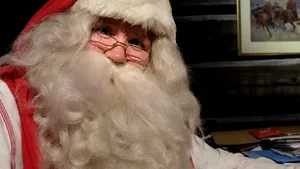 FOTO | Walmart îşi cere scuze pentru puloverul care îl înfăţişează pe Moş Crăciun într-o postură inedită