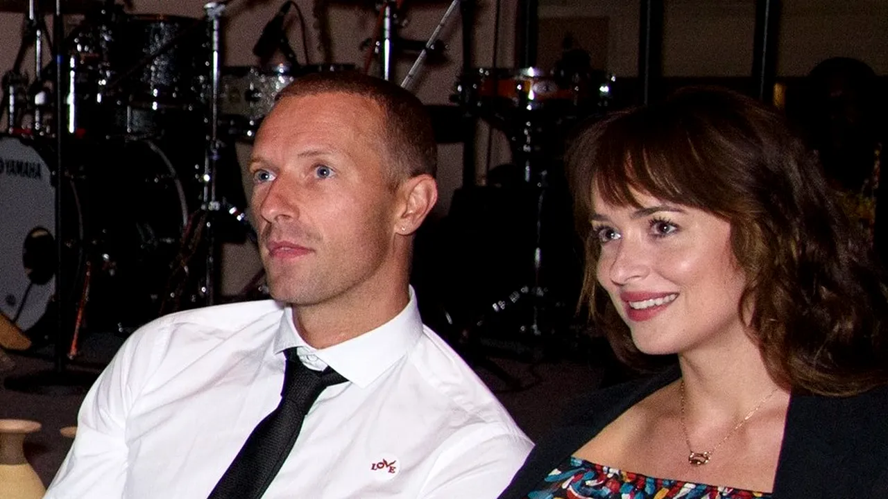 Chris Martin şi Dakota Johnson s-au mutat împreună după 3 ani de relaţie