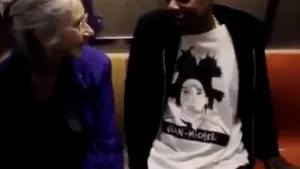 JAY-Z şi o bunicuţă în metrou. Conversaţia savuroasă dintre rapper şi doamna de 67 de ani- VIDEO