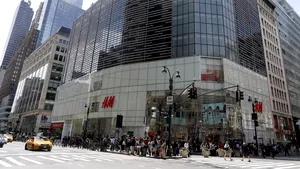 Retailerul H&M continuă prăbuşirea: ÎNCHIDE sute de magazine şi încearcă redresarea, după ce profiturile brandului de haine au scăzut 