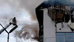 ISU: Incendiu puternic la un operator economic din Prahova. Zeci de pompieri au fost trimiși în misiune