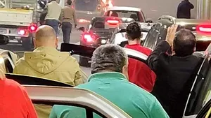 Circulaţia este oprită în pasajul Unirii din Capitală, din cauza unui autoturism care a luat foc. UPDATE: Incendiul a fost stins
