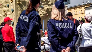 O șoferiță de 78 de ani a reușit să avarieze aproape toate mașinile dintr-o parcare cu o singură manevră