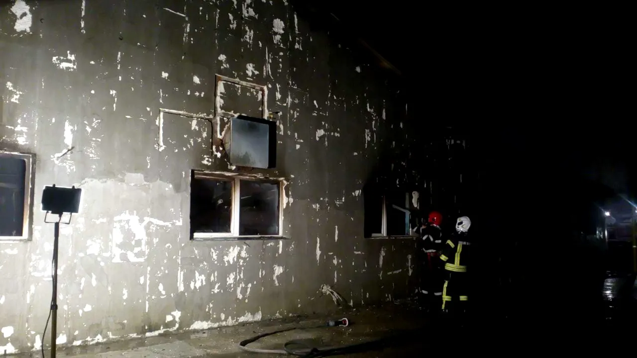 VIDEO, FOTO | Incendiu la o fabrică de confecţii din Focşani. Două persoane au fost transportate la spital
