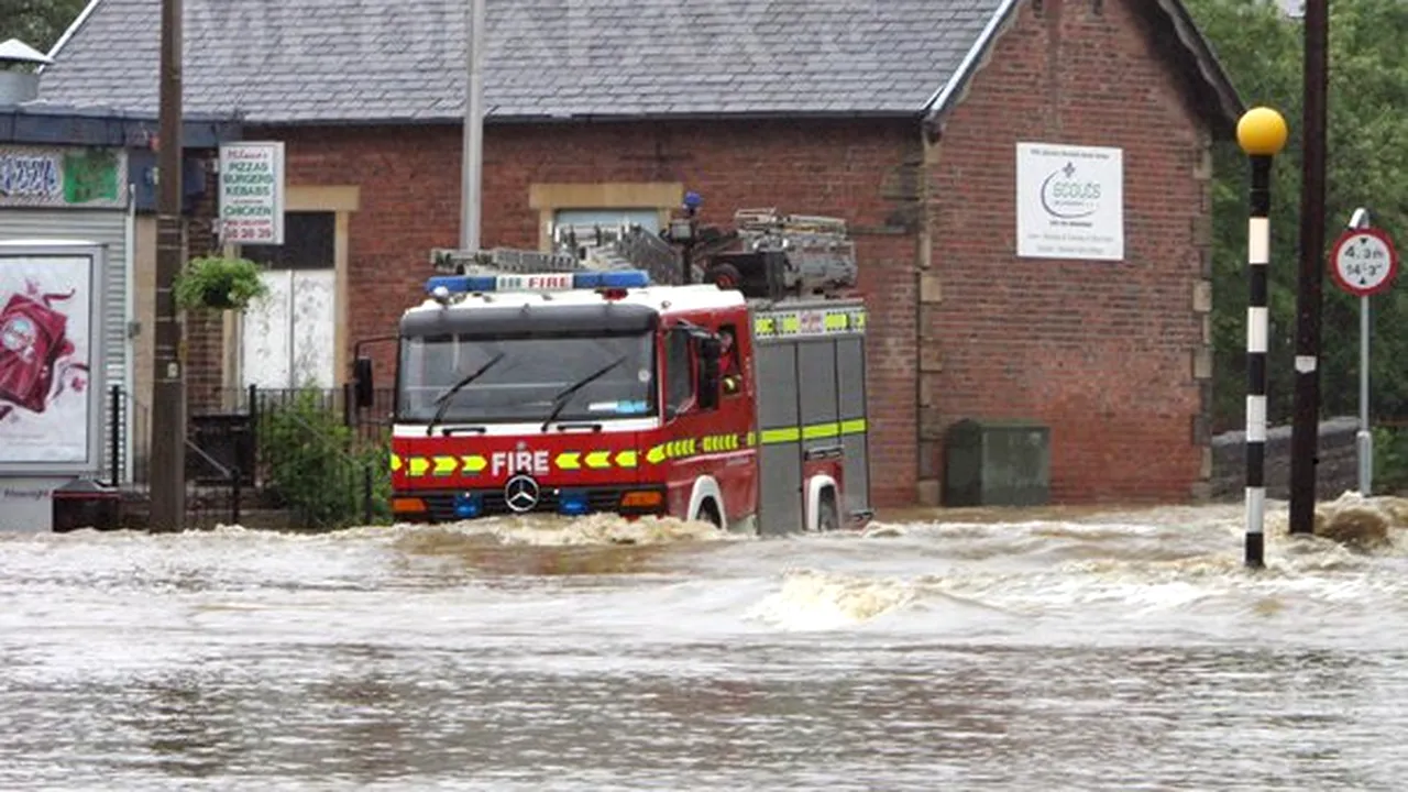 INUNDAŢII în Marea Britanie: Sute de oameni au fost evacuaţi