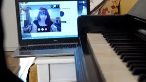 Educaţie pe timp de pandemie: Lecţii de pian predate live pe internet