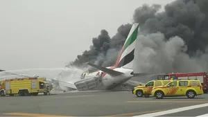 Un pompier a murit în operaţiunea de stingere a avionului care a aterizat forţat în Dubai. Zece persoane sunt spitalizate în urma accidentului aviatic