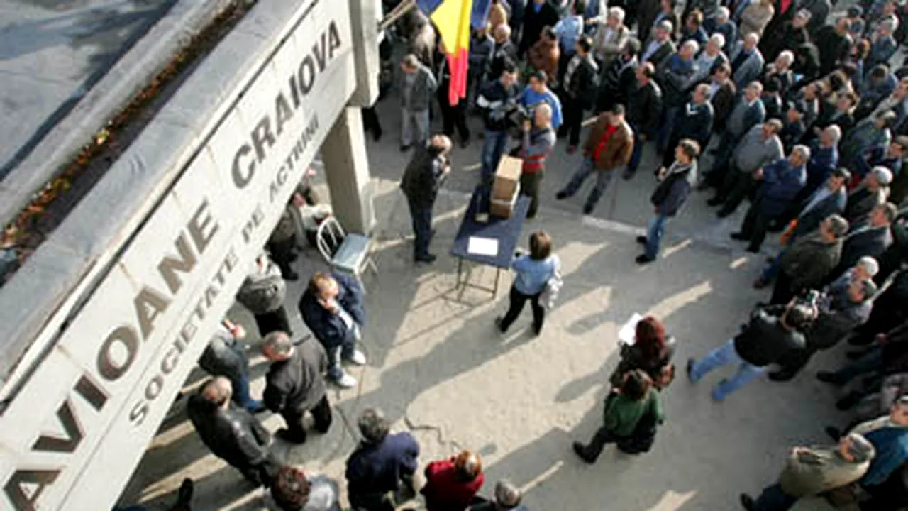 O parte din angajaţii de la Avioane Craiova au reluat protestele