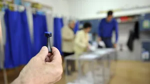 Alegeri parţiale în 17 localităţi din ţară | Deva, cel mai mare oraş care îşi votează astăzi primarul / Membru al unei secţii de votare din Constanţa, luat cu elicopterul după ce i s-a făcut rău