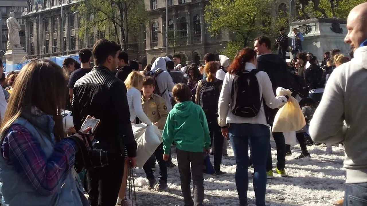 REPORTAJ- Clipe de euforie şi bucureşteni redeveniţi copii, de Ziua Internaţională a Bătăii cu Perne