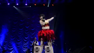 Concert Postmodern Jukebox: Muzică pop preschimbată în sonorităţi vintage, step, glamour şi culoare