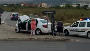 Poliţia a reţinut un şofer băut care a fugit după ce a accidentat o femeie şi pe fiica sa