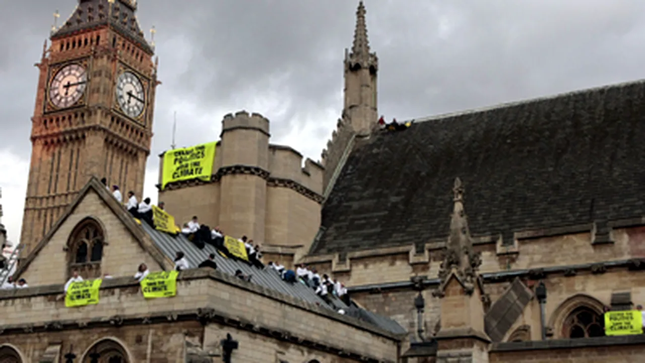 Protest Greenpeace pe acoperişul Parlamentului britanic