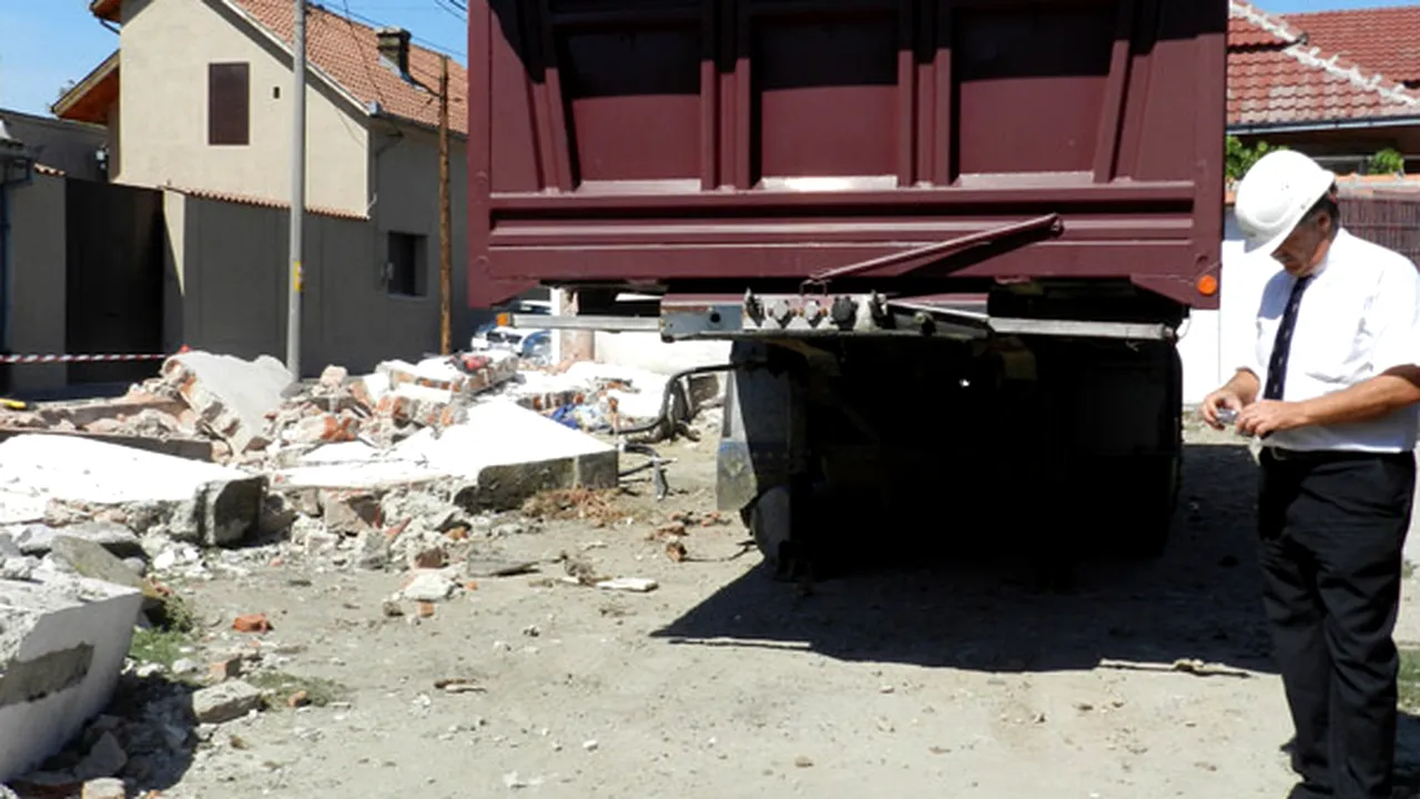 Oradea: Un bărbat a murit şi un altul a fost rănit după ce un gard din cărămidă a căzut peste ei - FOTO