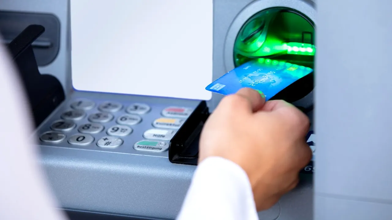 Angajata unei primării, cercetată penal după ce a transferat bani publici în contul fiicei sale
